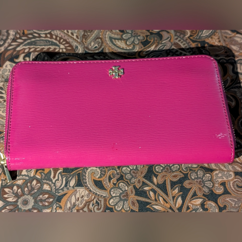 Tory Burch Women's Robinson Patent Zip Continental Wallet Party Fuschia Nice